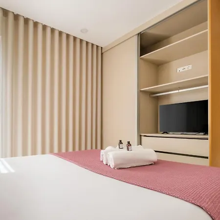 Wonderfull Campanha Train Station With Parking Apartment