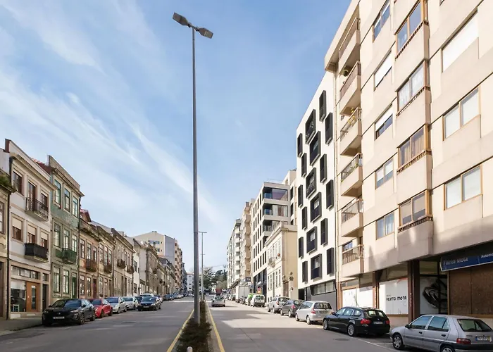 Wonderfull Campanha Train Station With Parking Lejlighed